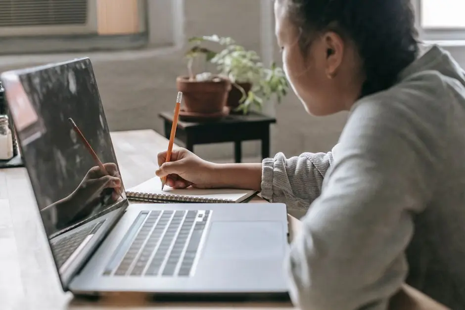 alt Mahasiswa belajar online dengan laptop di rumah